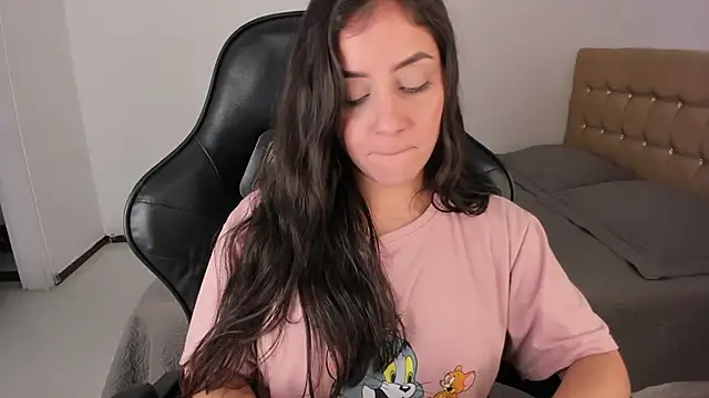 EmmaGrace1999 online show from 05/05/26, 01:57