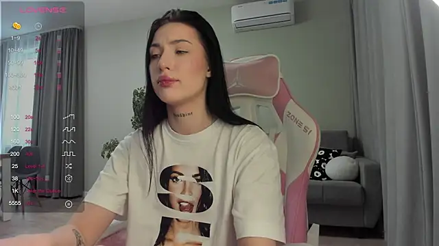 JenniferQueen11 online show from 02/11/25, 07:23