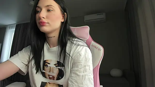 JenniferQueen11 online show from 03/04/25, 10:02