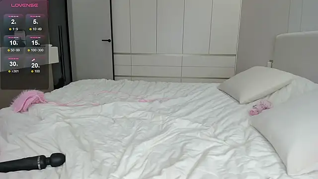 JenniferQueen11 online show from 06/12/26, 04:17
