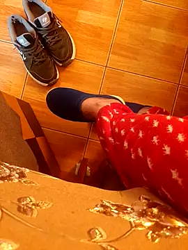 feet toes online show from 10/31/25, 05:30