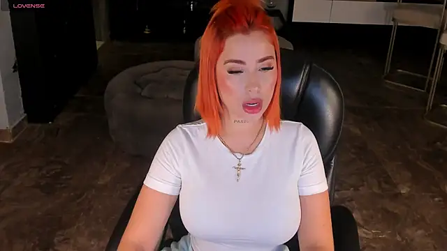 Snapshot of MadelineFox chatting on 09/28/25, 12:43 MadelineFox online show from 09/28/25, 12:43