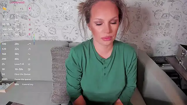 Snapshot of LondonBadGirl chatting on 10/26/25, 03:23 LondonBadGirl online show from 10/26/25, 03:23