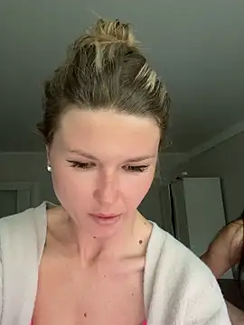 Snapshot of AngelMiaM chatting on 05/21/26, 04:36 AngelMiaM online show from 05/21/26, 04:36