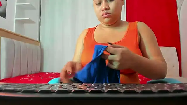 Lunastar02 online show from 12/20/25, 02:13