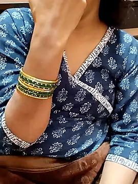 Snapshot of Diya_143 chatting on 11/14/25, 08:24 Diya 143 online show from 11/14/25, 08:24