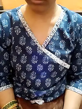 Snapshot of Diya_143 chatting on 11/17/25, 10:21 Diya 143 online show from 11/17/25, 10:21