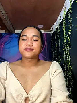 Snapshot of bettina_love chatting on 12/03/25, 03:43 bettina love online show from 12/03/25, 03:43