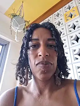 Snapshot of Goldenlace chatting on 12/18/24, 10:24 Goldenlace online show from 12/18/24, 10:24