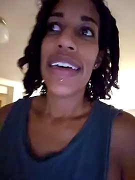 Snapshot of Goldenlace chatting on 12/19/24, 08:13 Goldenlace online show from 12/19/24, 08:13