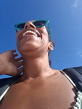 Snapshot of Goldenlace chatting on 12/19/24, 09:49 Goldenlace online show from 12/19/24, 09:49