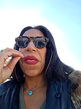 Snapshot of Goldenlace chatting on 03/12/25, 10:37 Goldenlace online show from 03/12/25, 10:37