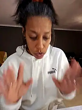 Snapshot of Goldenlace chatting on 03/20/25, 11:12 Goldenlace online show from 03/20/25, 11:12