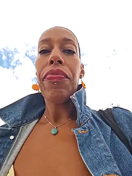 Snapshot of Goldenlace chatting on 09/10/25, 10:37 Goldenlace online show from 09/10/25, 10:37