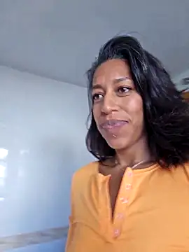 Snapshot of Goldenlace chatting on 10/15/25, 12:38 Goldenlace online show from 10/15/25, 12:38