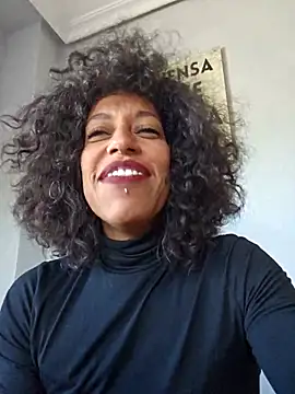 Snapshot of Goldenlace chatting on 10/28/25, 12:30 Goldenlace online show from 10/28/25, 12:30