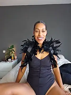 Snapshot of Goldenlace chatting on 10/30/25, 01:34 Goldenlace online show from 10/30/25, 01:34