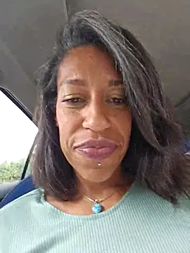 Snapshot of Goldenlace chatting on 11/05/25, 11:21 Goldenlace online show from 11/05/25, 11:21