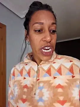 Snapshot of Goldenlace chatting on 11/15/25, 12:08 Goldenlace online show from 11/15/25, 12:08