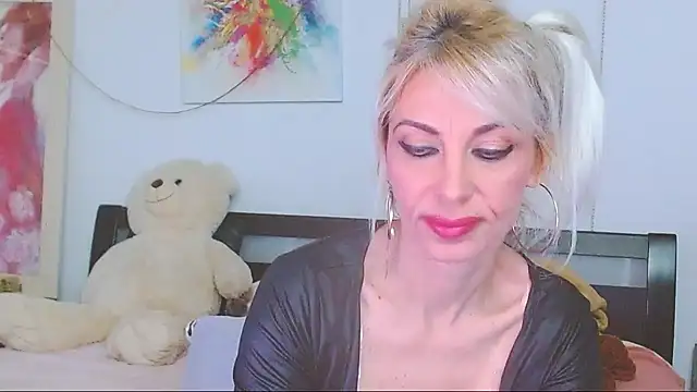 Snapshot of HoneyLara chatting on 04/18/26, 10:21 HoneyLara online show from 04/18/26, 10:21
