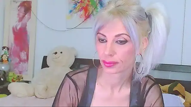 Snapshot of HoneyLara chatting on 05/02/26, 11:43 HoneyLara online show from 05/02/26, 11:43