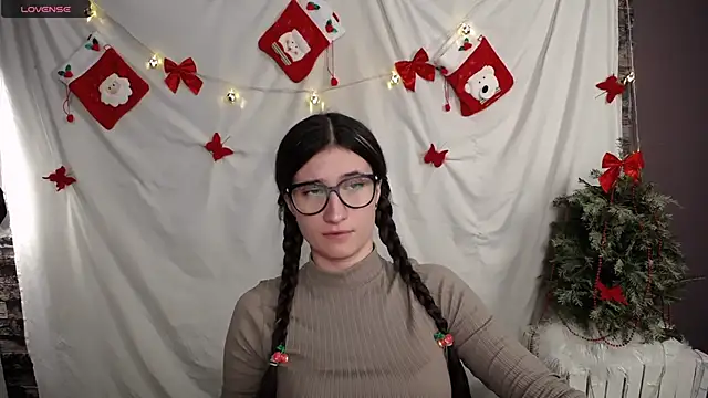 Snapshot of MaryEm976 chatting on 12/12/24, 12:01 MaryEm976 online show from 12/12/24, 12:01