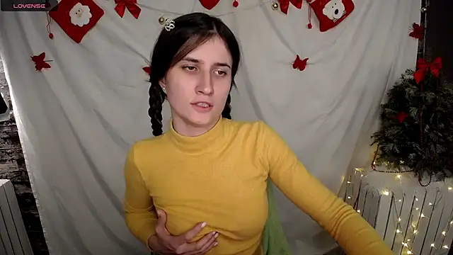 Snapshot of MaryEm976 chatting on 12/14/24, 03:47 MaryEm976 online show from 12/14/24, 03:47