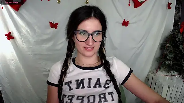 Snapshot of MaryEm976 chatting on 01/03/25, 03:01 MaryEm976 online show from 01/03/25, 03:01