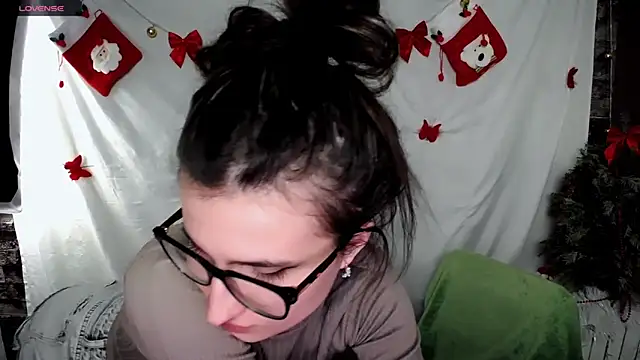 Snapshot of MaryEm976 chatting on 01/05/25, 11:59 MaryEm976 online show from 01/05/25, 11:59