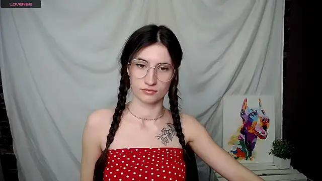 Snapshot of MaryEm976 chatting on 03/10/25, 08:37 MaryEm976 online show from 03/10/25, 08:37