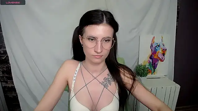 Snapshot of MaryEm976 chatting on 03/12/25, 12:57 MaryEm976 online show from 03/12/25, 12:57