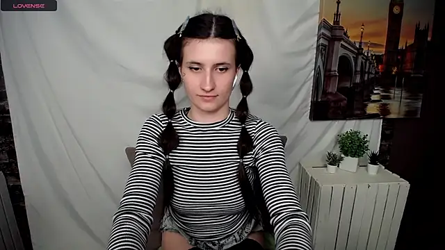 Snapshot of MaryEm976 chatting on 03/16/25, 12:00 MaryEm976 online show from 03/16/25, 12:00