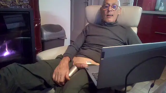 Snapshot of pierre5004 chatting on 03/17/26, 06:33 pierre5004 online show from 03/17/26, 06:33