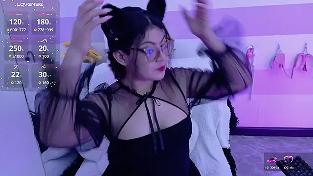 Catwhite  online show from 05/04/26, 04:58