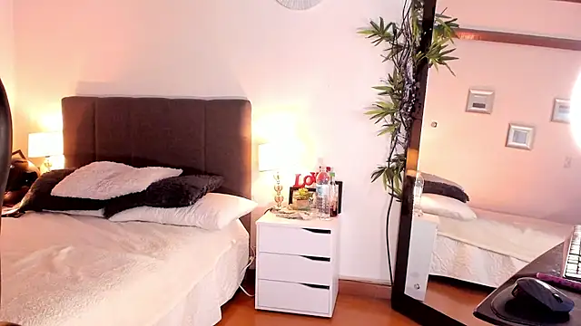 Snapshot of Alicee_Levine chatting on 03/19/25, 12:26 Alicee Levine online show from 03/19/25, 12:26