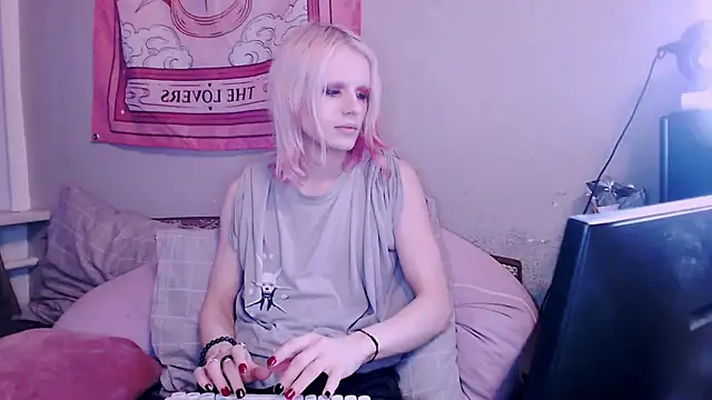 Alien Bella online show from 12/18/25, 12:55