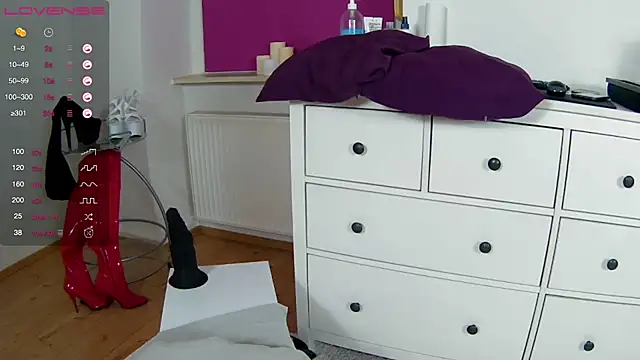 Snapshot of Latina_daily chatting on 09/18/25, 12:29 Latina daily online show from 09/18/25, 12:29