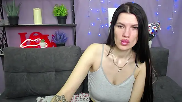 Snapshot of MilaLoona chatting on 03/21/25, 07:00 MilaLoona online show from 03/21/25, 07:00