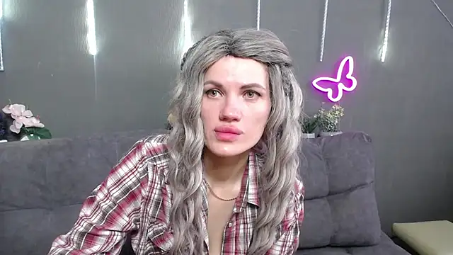 Snapshot of MilaLoona chatting on 03/26/26, 07:47 MilaLoona online show from 03/26/26, 07:47