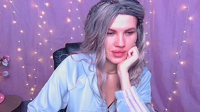 Snapshot of MilaLoona chatting on 03/27/26, 01:00 MilaLoona online show from 03/27/26, 01:00