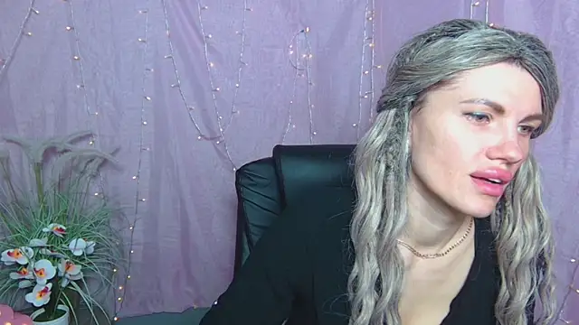 Snapshot of MilaLoona chatting on 04/17/26, 06:05 MilaLoona online show from 04/17/26, 06:05