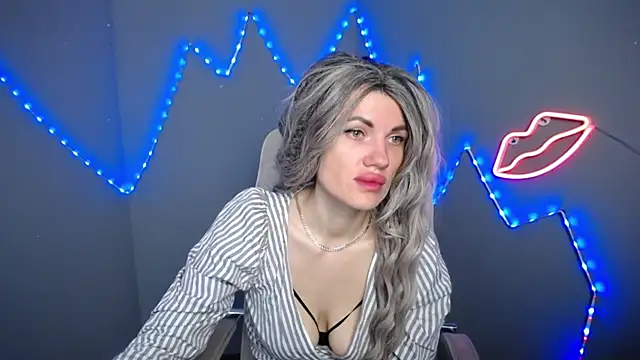 Snapshot of MilaLoona chatting on 04/19/26, 06:02 MilaLoona online show from 04/19/26, 06:02