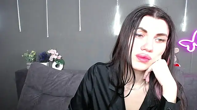Snapshot of MilaLoona chatting on 04/24/26, 06:05 MilaLoona online show from 04/24/26, 06:05