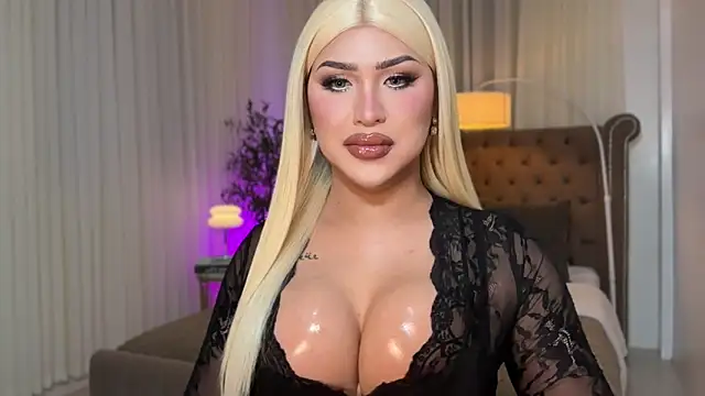 Snapshot of Your_Majesty_Tyra chatting on 10/25/25, 05:15 Your Majesty Tyra online show from 10/25/25, 05:15