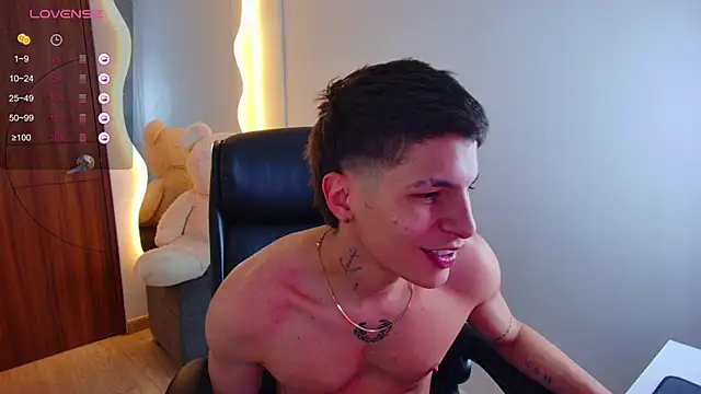 Snapshot of harrisoncuper chatting on 12/17/24, 04:23 harrisoncuper online show from 12/17/24, 04:23