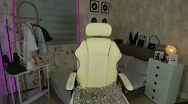 Snapshot of AlexandraMooree chatting on 03/20/25, 09:37 AlexandraMooree online show from 03/20/25, 09:37