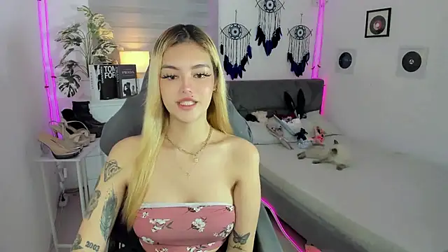 Snapshot of AlexandraMooree chatting on 01/13/26, 09:42 AlexandraMooree online show from 01/13/26, 09:42