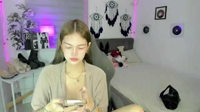 Snapshot of AlexandraMooree chatting on 04/02/26, 09:12 AlexandraMooree online show from 04/02/26, 09:12