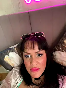 Snapshot of Lolaley2 chatting on 10/27/25, 07:45 Lolaley2 online show from 10/27/25, 07:45