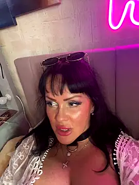 Snapshot of Lolaley2 chatting on 11/01/25, 10:28 Lolaley2 online show from 11/01/25, 10:28